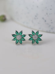 SILVER FLOWER STUD EARRINGS IN GREEN EMERALD