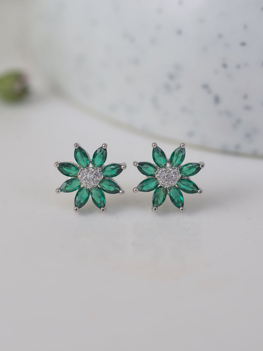 SILVER FLOWER STUD EARRINGS IN GREEN EMERALD