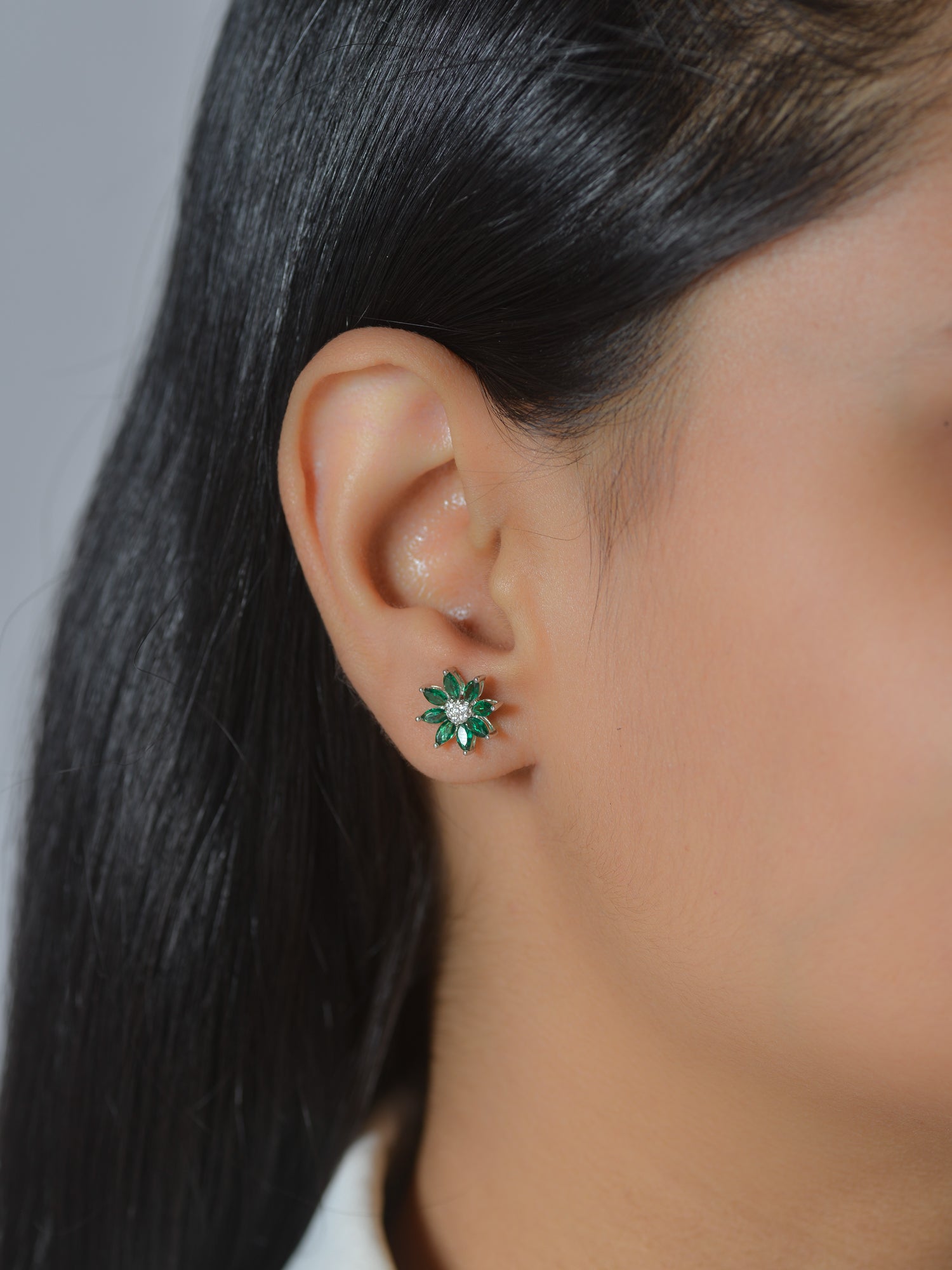 SILVER FLOWER STUD EARRINGS IN GREEN EMERALD